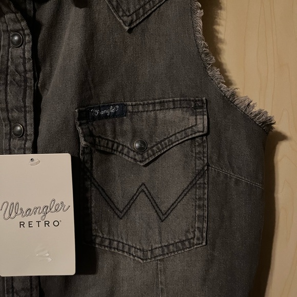 Wrangler Retro Women’s Distressed Sleeveless Snap Cropped Western Shirt - Picture 6 of 8